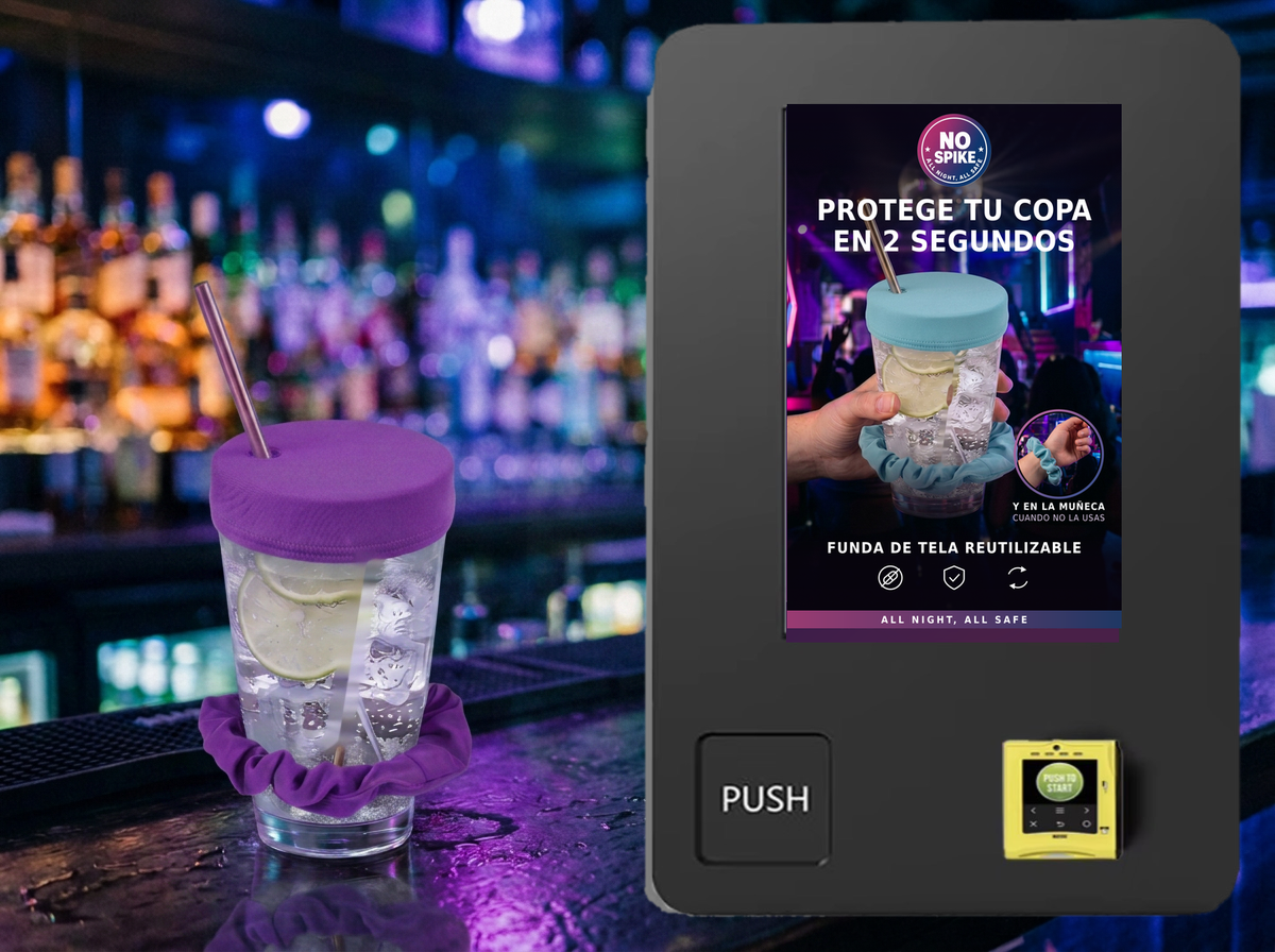 Copa con funda NoSpike morada junto a la máquina expendedora de pared en un club